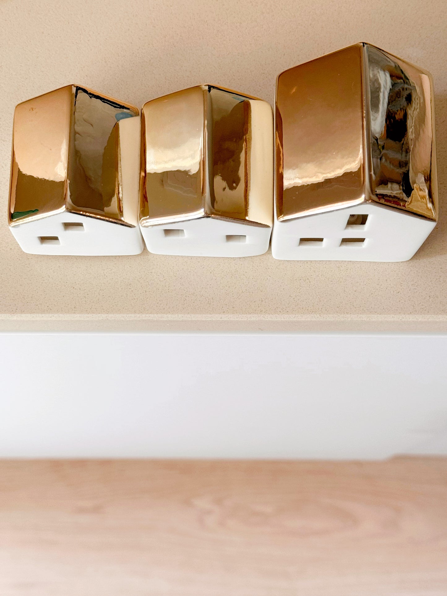 Mini casinhas LED telhado dourado