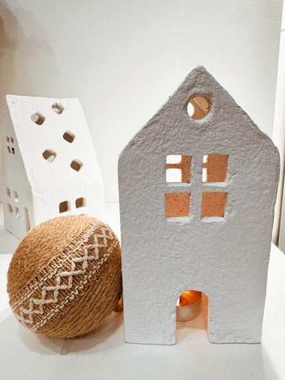 Casa papel machê branca