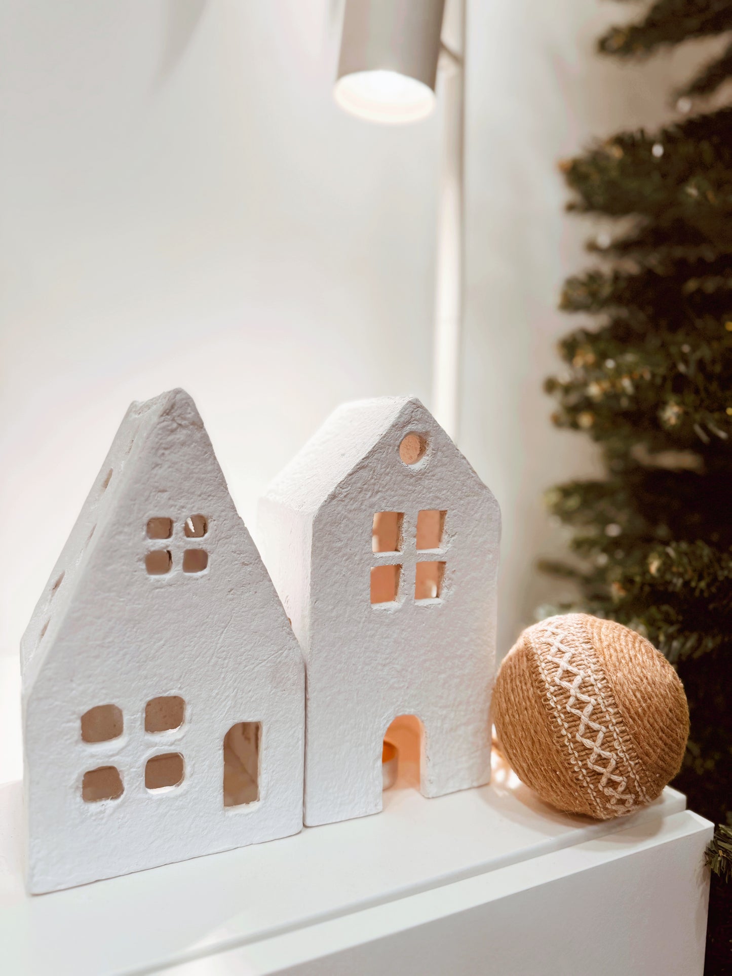 Casa papel machê branca