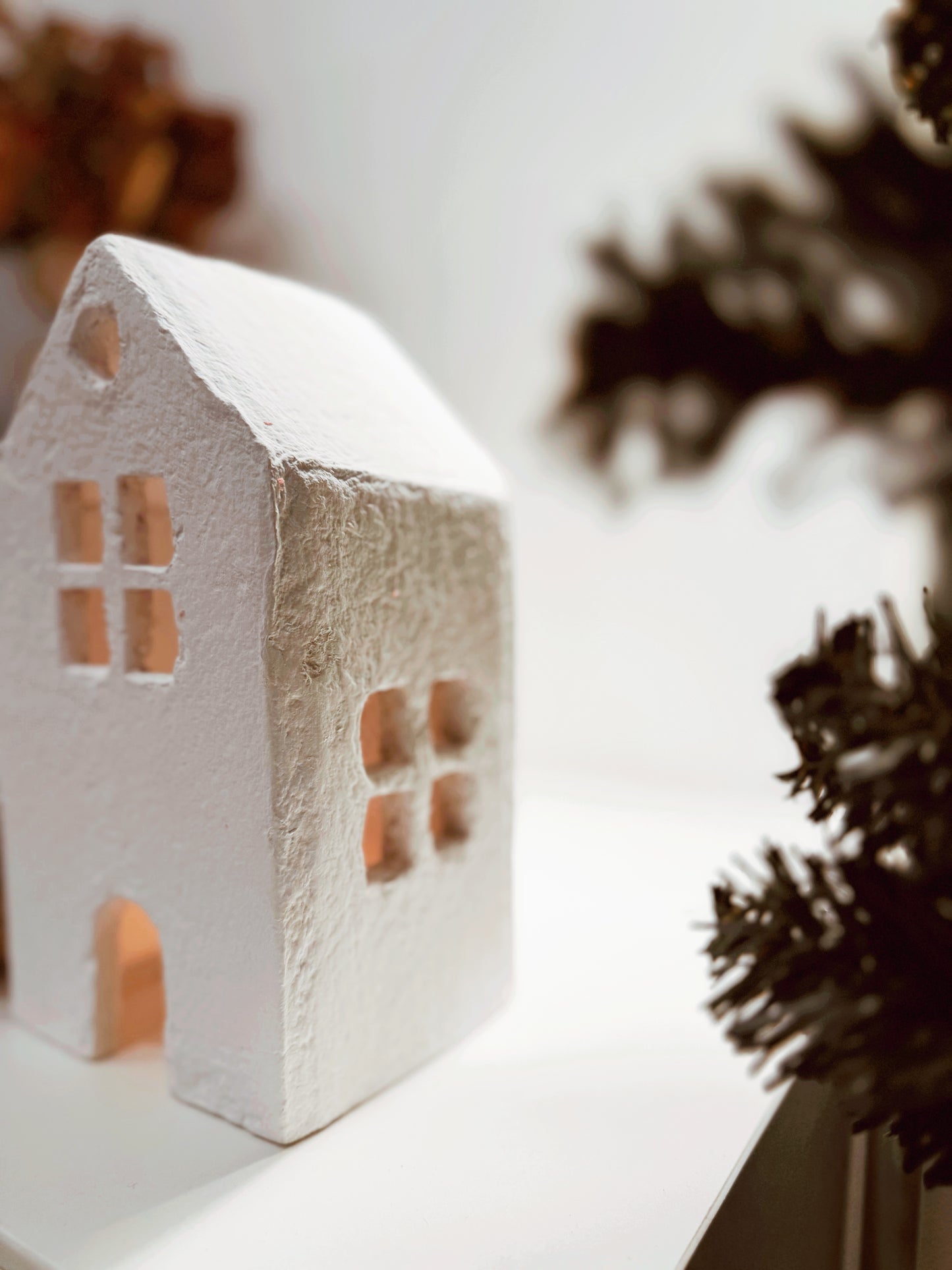 Casa papel machê branca