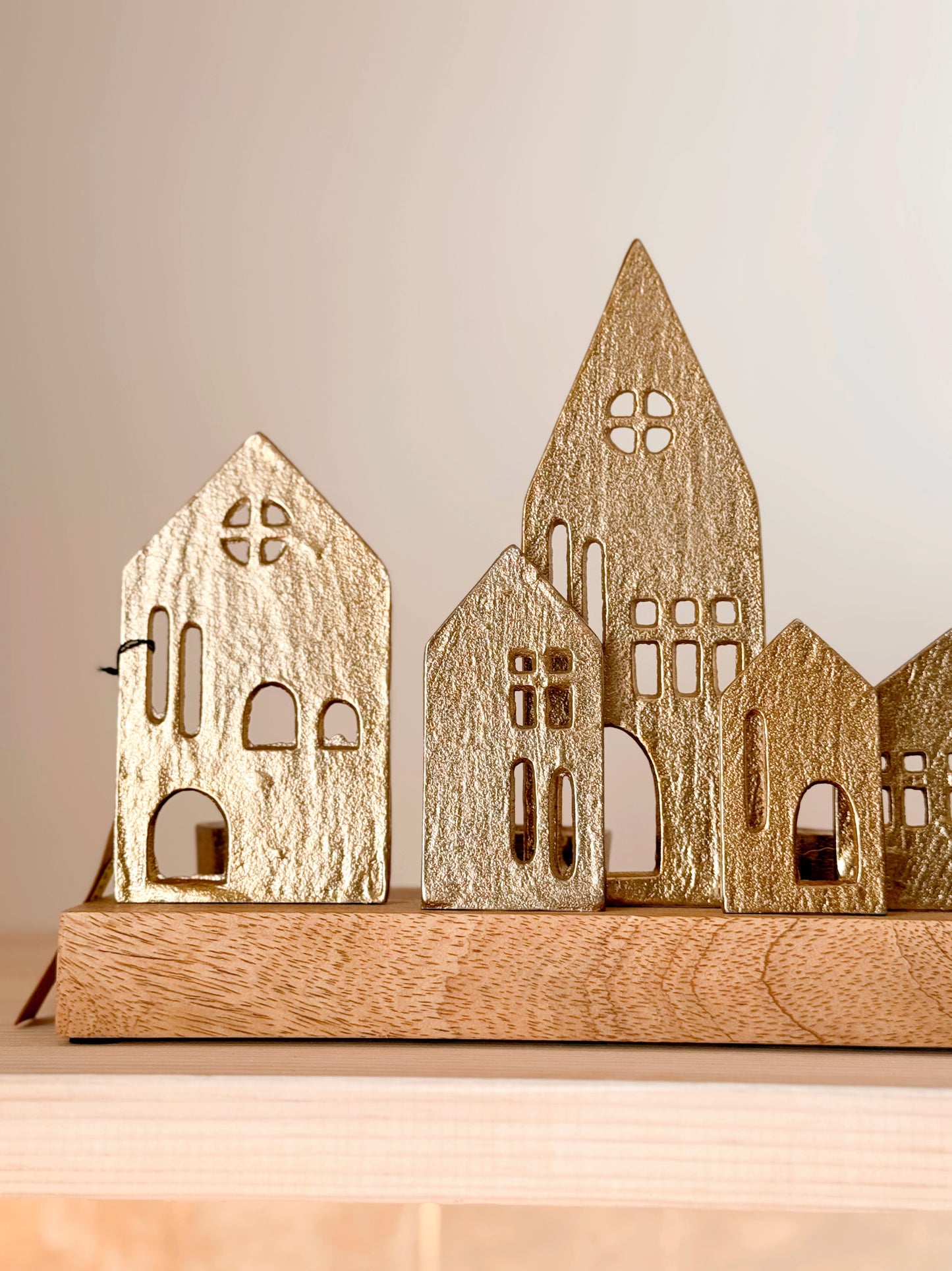 Suporte para velas casas douradas