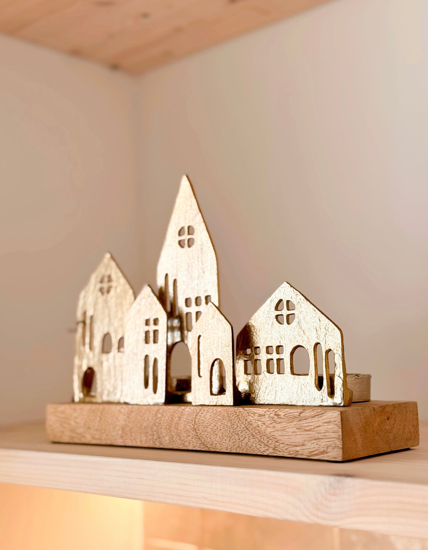 Suporte para velas casas douradas